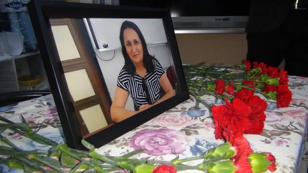 Mersin’de 24 Kasım Yasa Döndü! Gülşen Öğretmen Gözyaşlarıyla Uğurlandı 1